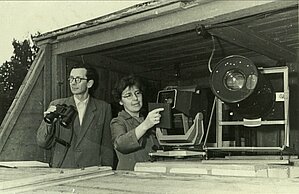 Matīss un Lidija Dīriķi Siguldā sudrabaino mākoņu novērošanas paviljonā, ap 1957. gadu. Attēls no LU Muzeja krājuma