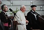 Vizīte LU - no kreisās - Rīgas arhibīskaps-metropolīts Jānis Pujats, pāvests Jānis Pāvils II, LU bijušais rektors Juris Zaķis