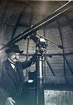 Viktors Ērenfeihts pie Mēdlera teleskopa Rīgas Politehniskā institūta Astronomiskajā tornī. No LU Muzeja krājuma