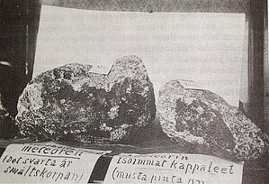 Bjurboles meteorīta lielākie gabali uzreiz pēc atrašanas, 80 un 21 kilogramu smagi. Foto: V. Ramsejs un L. Borgstrēms