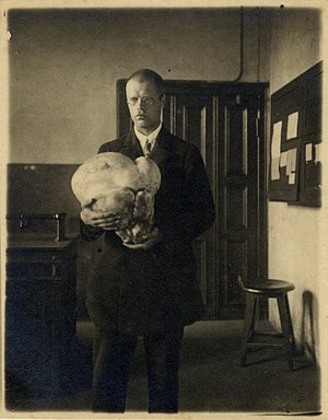 Botāniķis un ģenētiķis Aleksandrs Zāmelis ar milzu apaļpūpēdi. LU Muzeja krājums