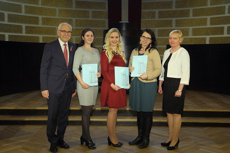 Latvijas Universitātes studentes saņem Izcilības stipendijas