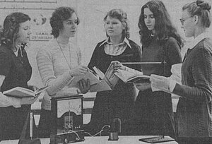 Ar skolēniem (otrā no kreisās) fizikas kabinetā 1978. gadā. L. Andrejeva foto, Rīgas Balss