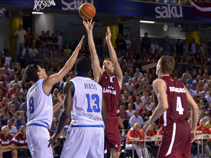 Pēteris Rēķis uzbrūk Itālijas grozam, Foto: FIBA Europe