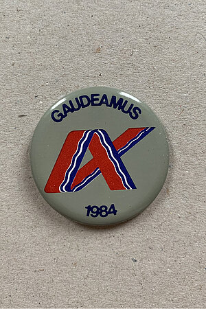 1984. gada “Gaudeamus IX” svētku nozīmīte. Foto: Paula Tomsone