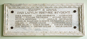 Mēneša priekšmets, Piemiņas plāksne “Par Latviju kritušie studenti”, LU Mazajā aulā novietota 1922. gada pavasarī, S. Livdānes foto no LU Muzeja krājuma.