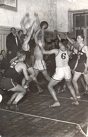 „Universitātes Sports” un Tallinas „Rusj” spēle, Konservatorijas vingrotava, Rīga, 1931. Ar bumbu – Rūdolfs Jurciņš (Latvijas Sporta muzeja krājums)