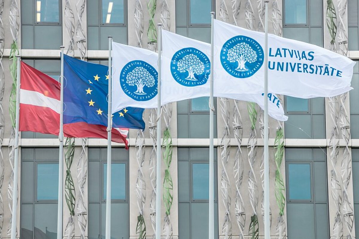 Karogi pie Latvijas Universitātes Akadēmiskā centra Dabas mājas. © Foto: Toms Grīnbergs, Latvijas Universitātes Komunikācijas un inovāciju departaments