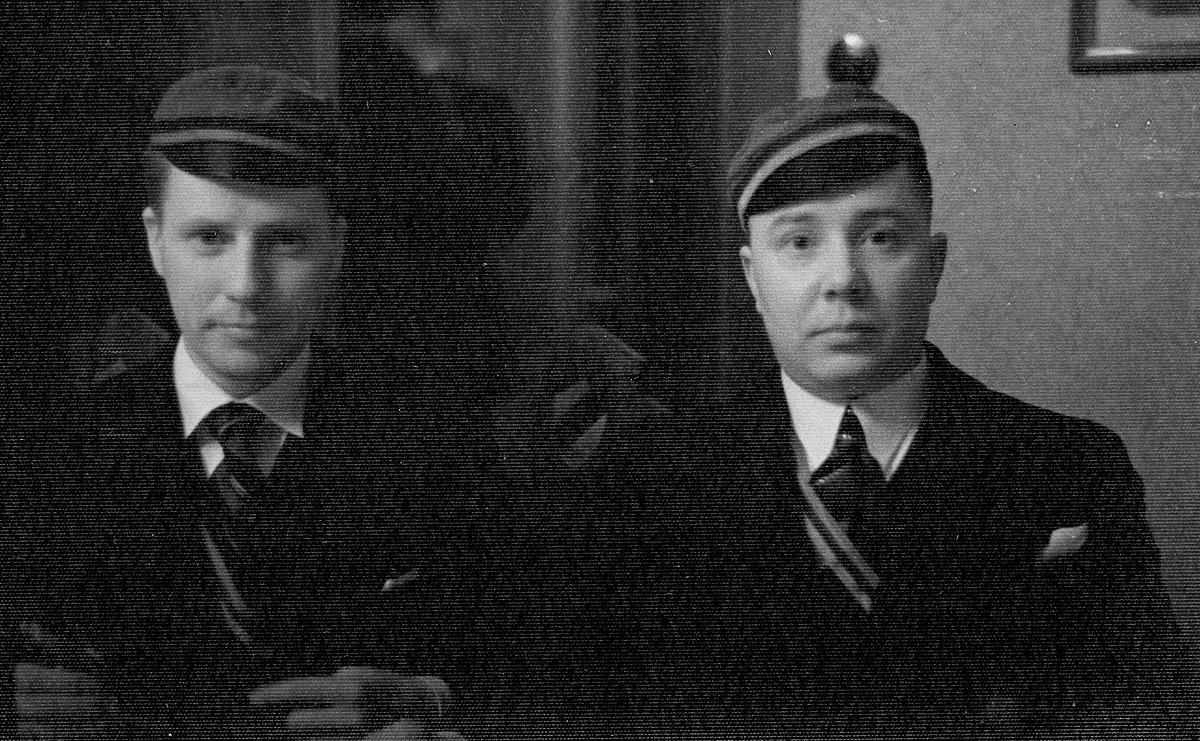Jānis Upesleja, pa kreisi, ar citu Latvia korporantu Leonīdu Cennu, 20. gs. 30. gadu pirmā puse (LU Muzeja krājums) Jānis Upesleja, pa kreisi, ar citu Latvia korporantu Leonīdu Cennu, 20. gs. 30. gadu pirmā puse (LU Muzeja krājums)