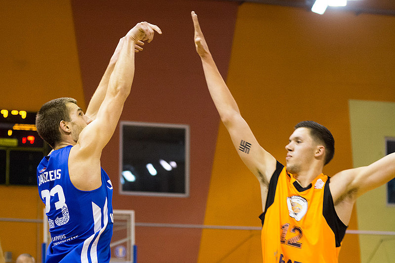 Jaunzems gūst 28 punktus; LU basketbolisti pārspēj "Jēkabpils/SMScredit.lv" komandu