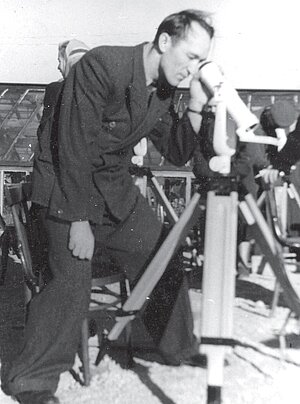 Egons Zablovskis veic ZMP novērojumus ar teleksopu AT-1 , 1957. Attēls no LU Muzeja krājuma