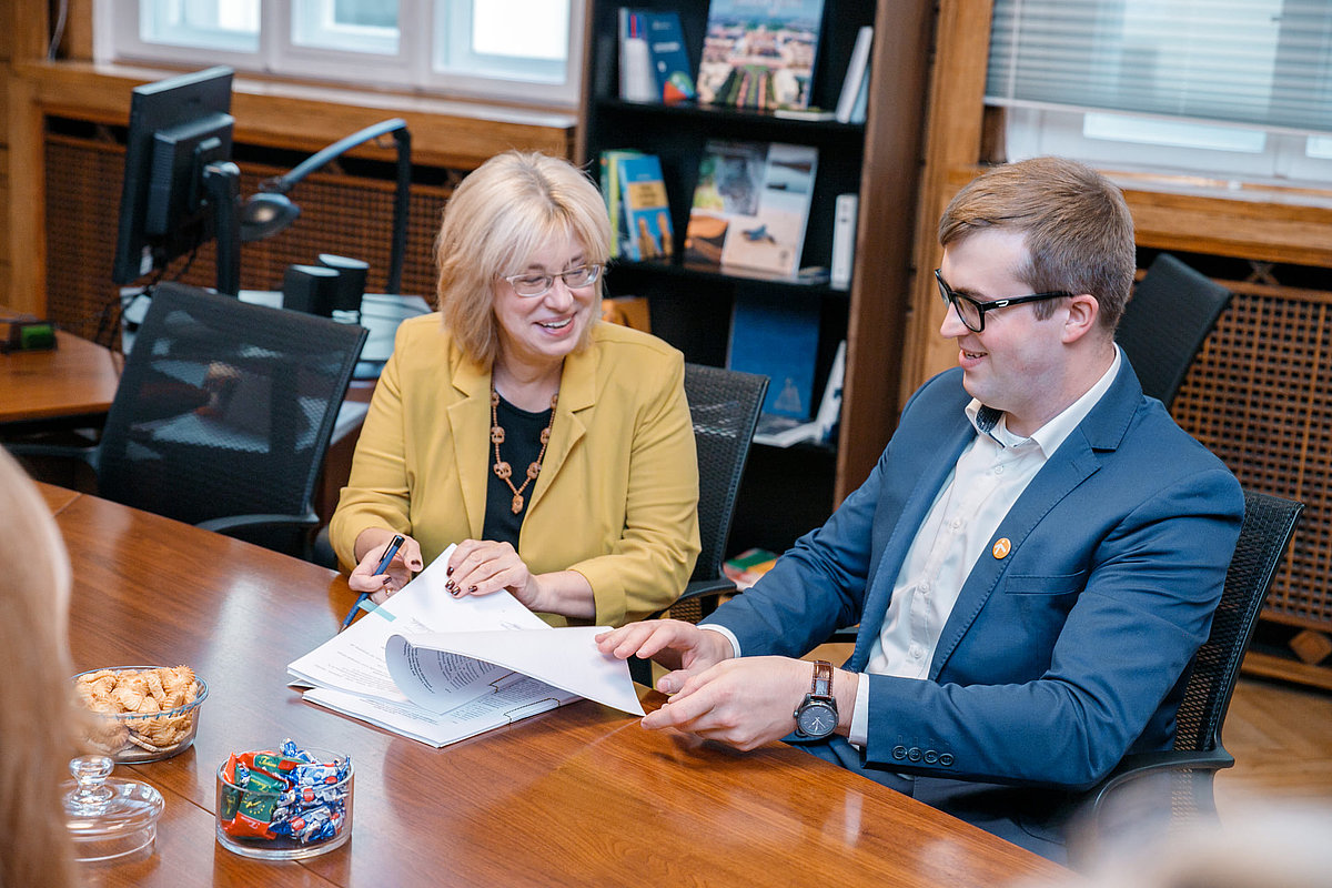 Ina Druviete un Kārlis Kravis. © Foto: Toms Grīnbergs, Latvijas Universitātes Komunikācijas un inovāciju departaments