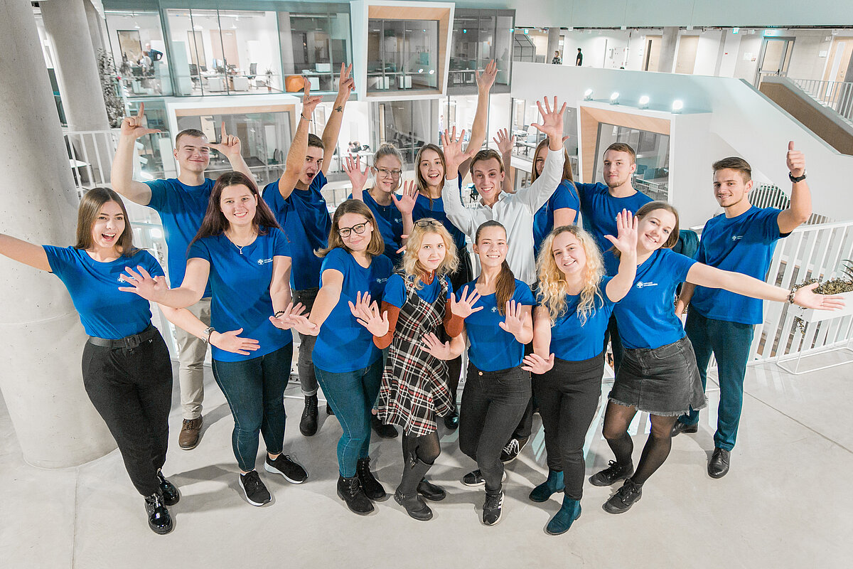LU vēstnešu kopbilde 2019. gada rudenī. © Foto: Toms Grīnbergs, Latvijas Universitātes Komunikācijas un inovāciju departaments