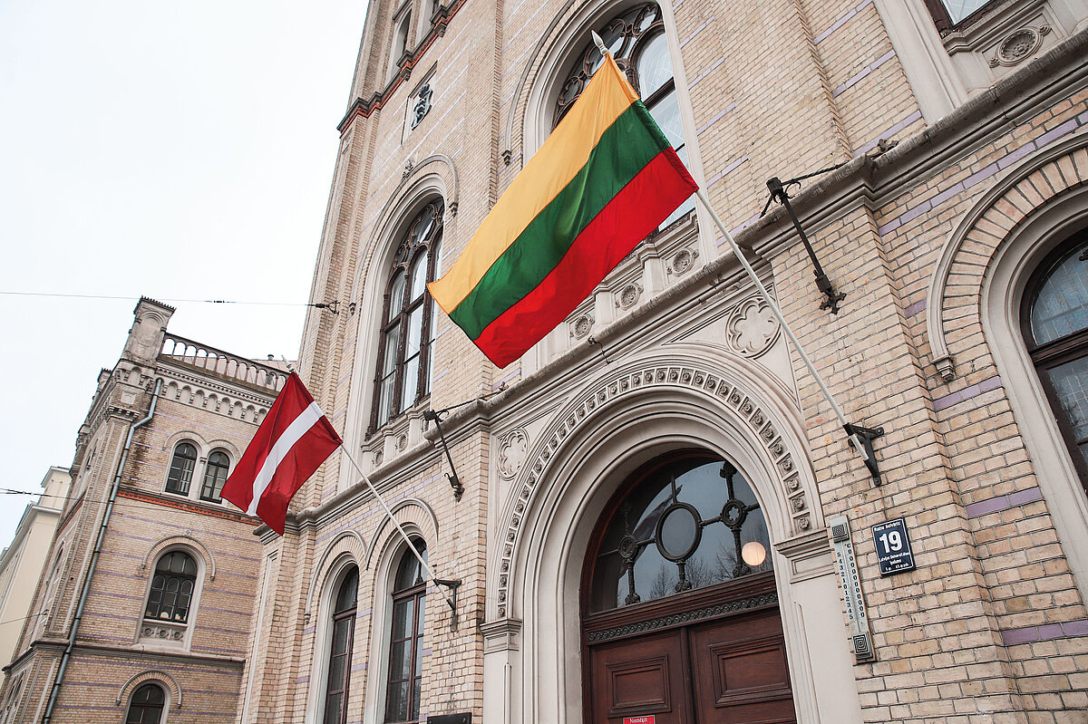 Šodien, 16. februārī, LU galvenās ēkas ieeju blakus Latvijas karogam rotā Lietuvas karogs.
© Foto: Toms Grīnbergs, Latvijas Universitātes Komunikācijas departaments
