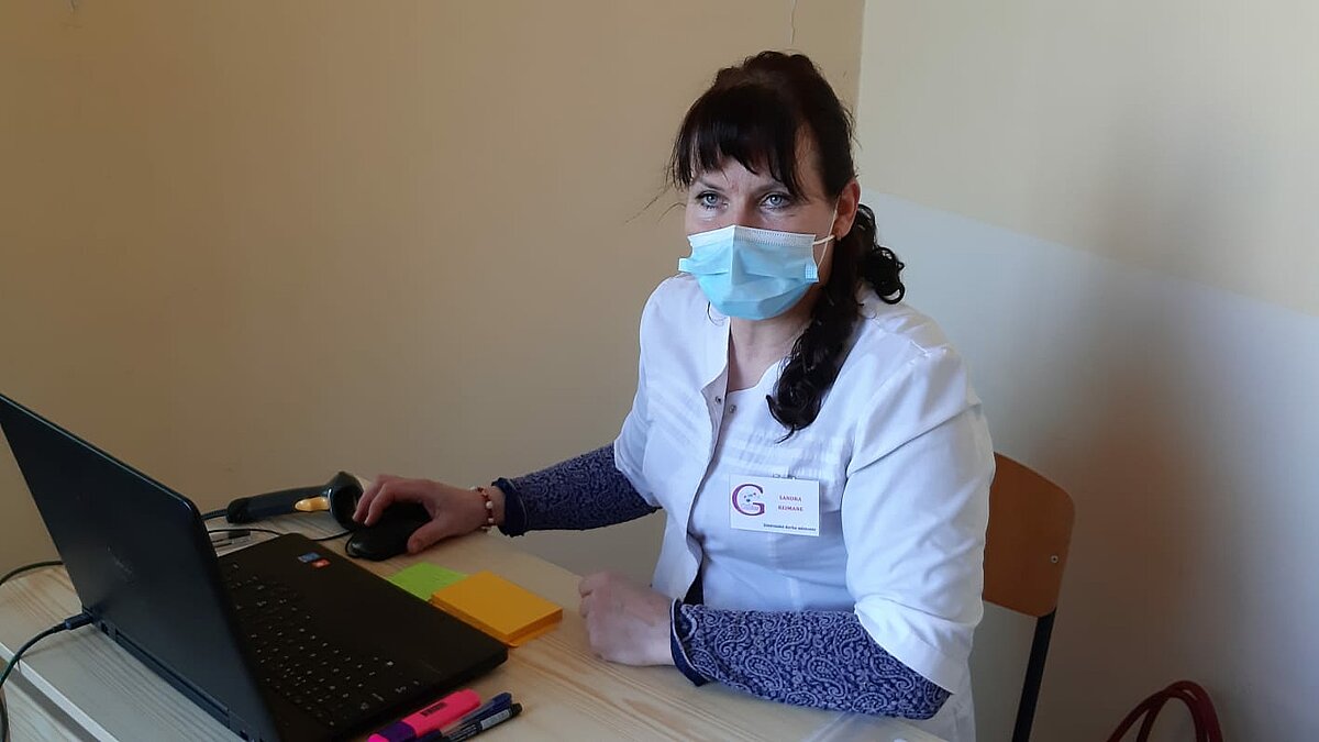 GISTAR pētījuma ārsta palīgs Sandra Reimane darba procesā. Publicitātes foto.