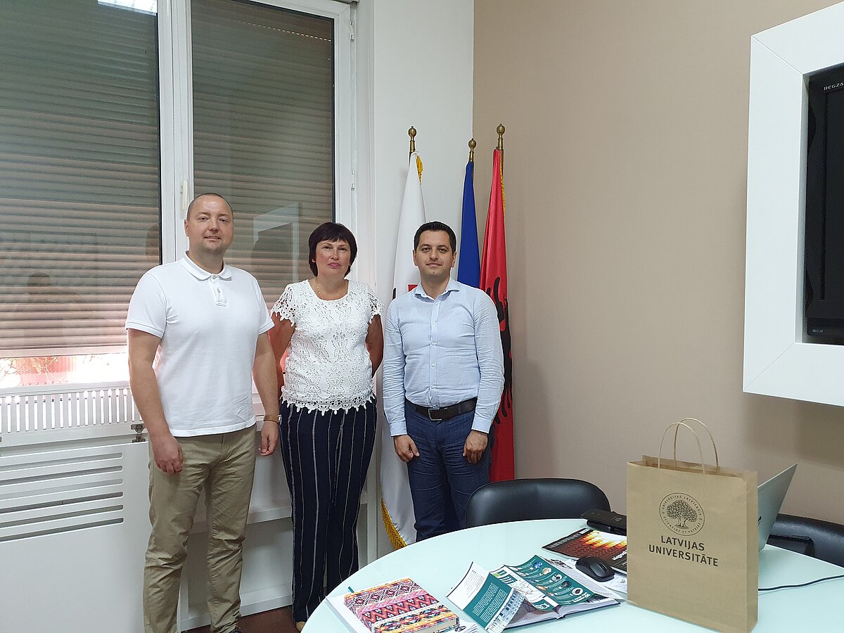 No kreisās: Prof. Jānis Priede, prof. Sandra Jēkabsone un Tirānas Universitātes prorektors asoc. prof. Bernards Dosti.