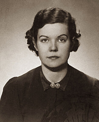 Irene Mellis (dzim. Putniņa) pases fotogrāfija, studiju laikā, 20. gadsimta 30. gadi. Foto: LVVA 7427 f., 1.apr. 18633 l.
