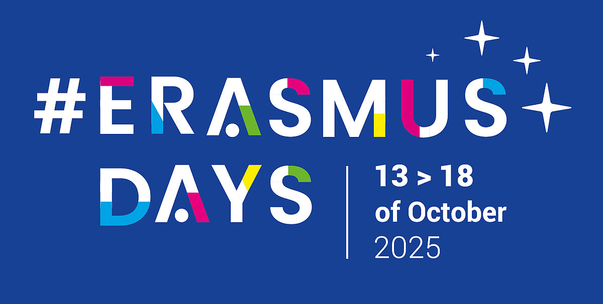 #ErasmusDays 2025 logo — norises datumi no 13. līdz 18. oktobrim, zilā fonā ar krāsainiem burtiem un zvaigžņu simboliem