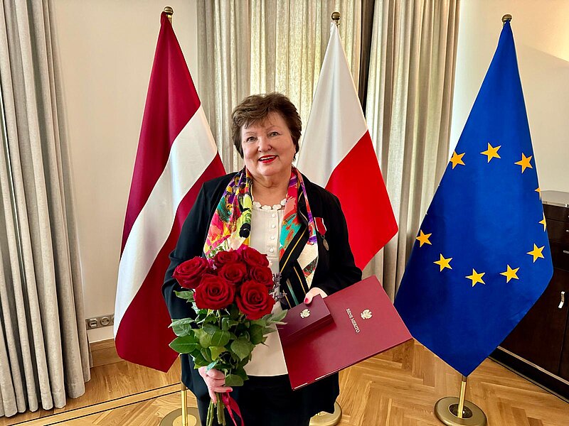 LU Akadēmiskās bibliotēkas direktore saņem Polijas Republikas ārlietu ministra atzinību