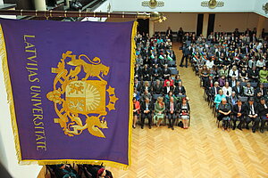 LU karoga kopijas labā puse Latvijas Universitātes 95. gadadienai veltītajā LU Senāta svinīgajā sēdē. Foto: Toms Grīnbergs