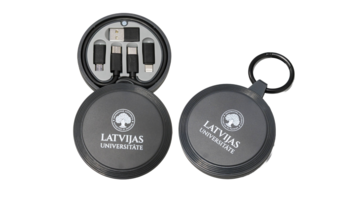 Apaļš melns multifunkcionāls uzlādes komplekts ar dažādiem savienotājiem un Latvijas Universitātes logotipu.