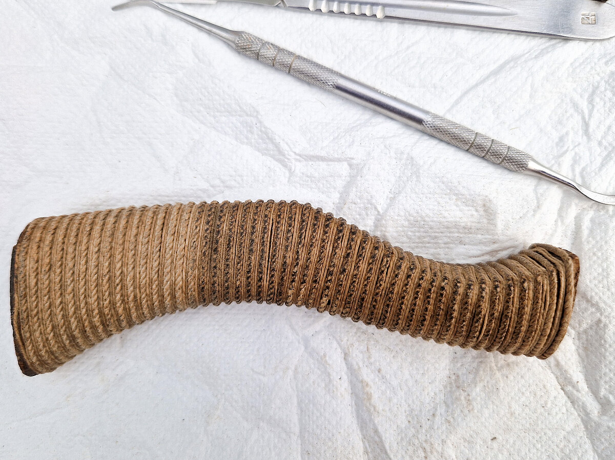 13. att. Darba process - roktura auklas aptinuma tīrīšana. Foto: Gints Ajausks 13. att. Darba process - roktura auklas aptinuma tīrīšana. Foto: Gints Ajausks