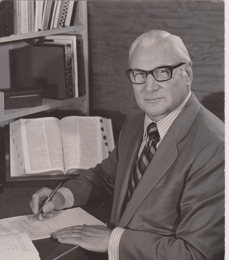 Konstantīns Počs savā darba kabinetā, 1971. gads. Foto: Latgales Kultūrvēstures muzeja krājums.