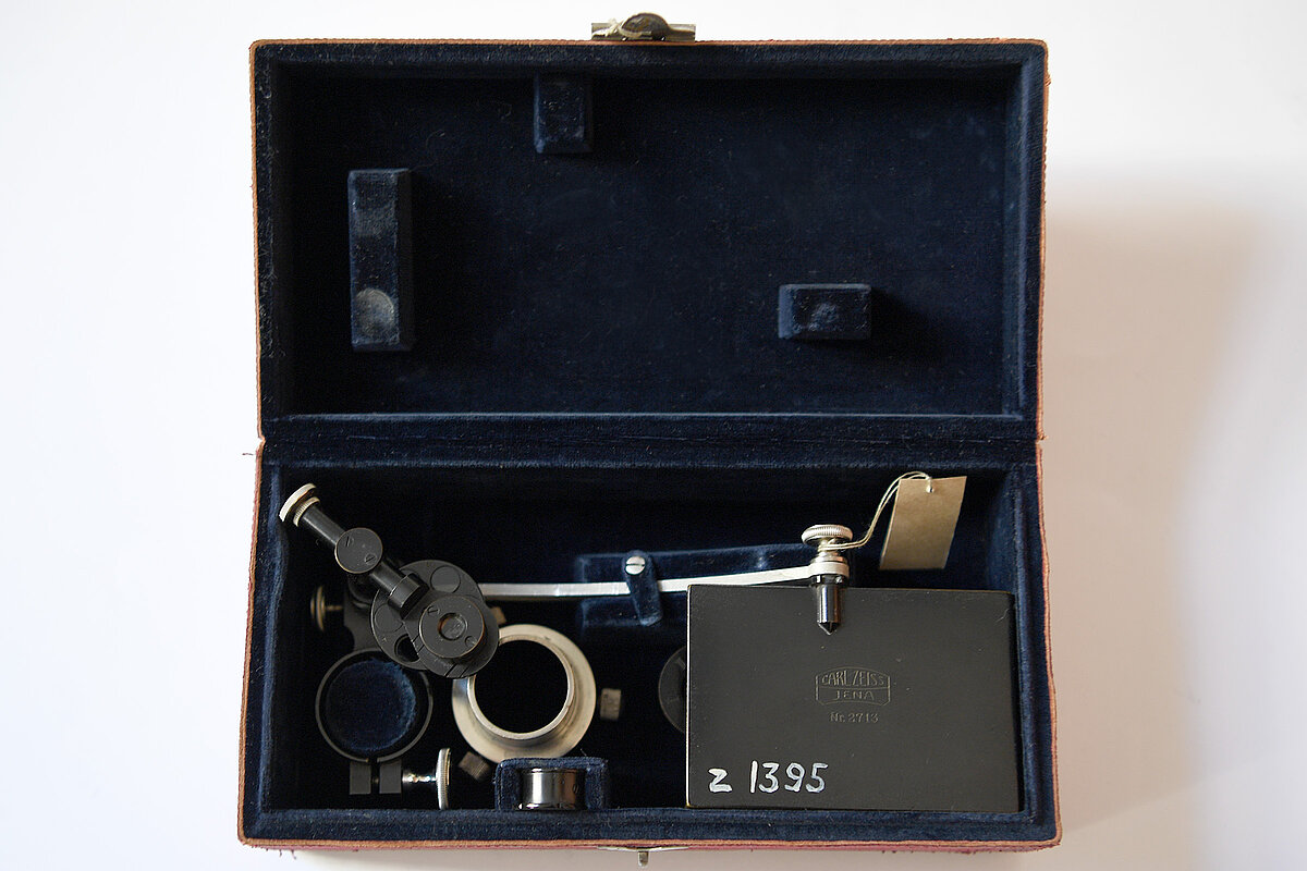Zīmēšanas aparāts "Carl Zeiss: Jena" tā uzglabāšanas un pārvietošanas kastītē. Foto: Sarmīte Livdāne