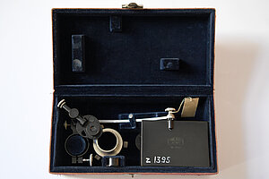 Zīmēšanas aparāts "Carl Zeiss: Jena" tā uzglabāšanas un pārvietošanas kastītē. Foto: Sarmīte Livdāne