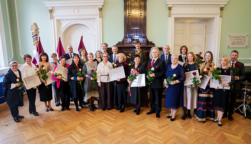 Izciliem izglītības un zinātnes darbiniekiem pasniegti Ministru kabineta Atzinības raksti