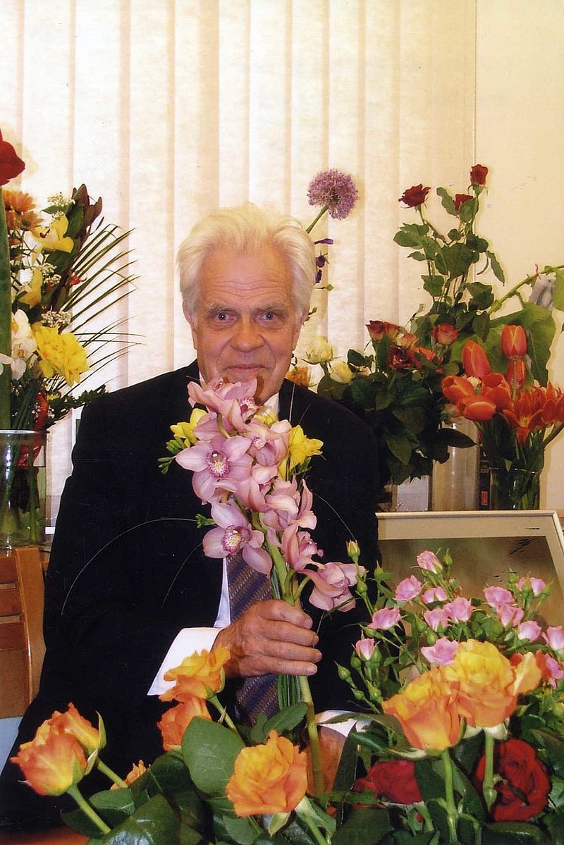 Biologam DR. BIOL. Emeritus Edgaram Vimbam - 90