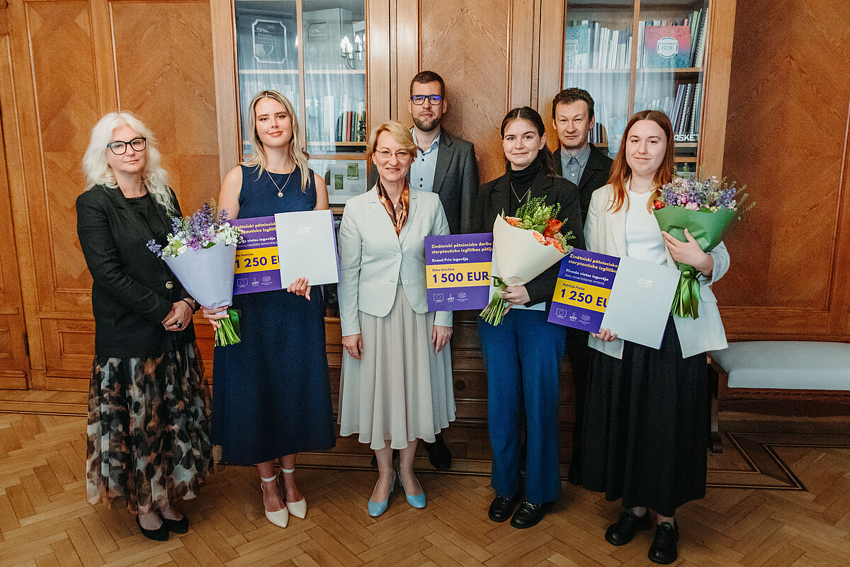 Foto: Izglītības un zinātnes ministrija Studentu zinātnisko darbu konkursa uzvarētāji kopā ar izglītības un zinātnes ministri Daci Melbārdi