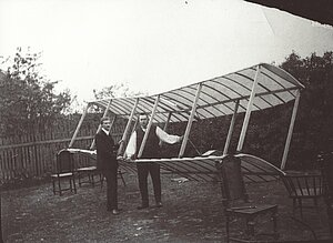 F. Canders un A. Bertels pie planiera Canderu mājas pagalmā. Attēls no muzeja krājuma