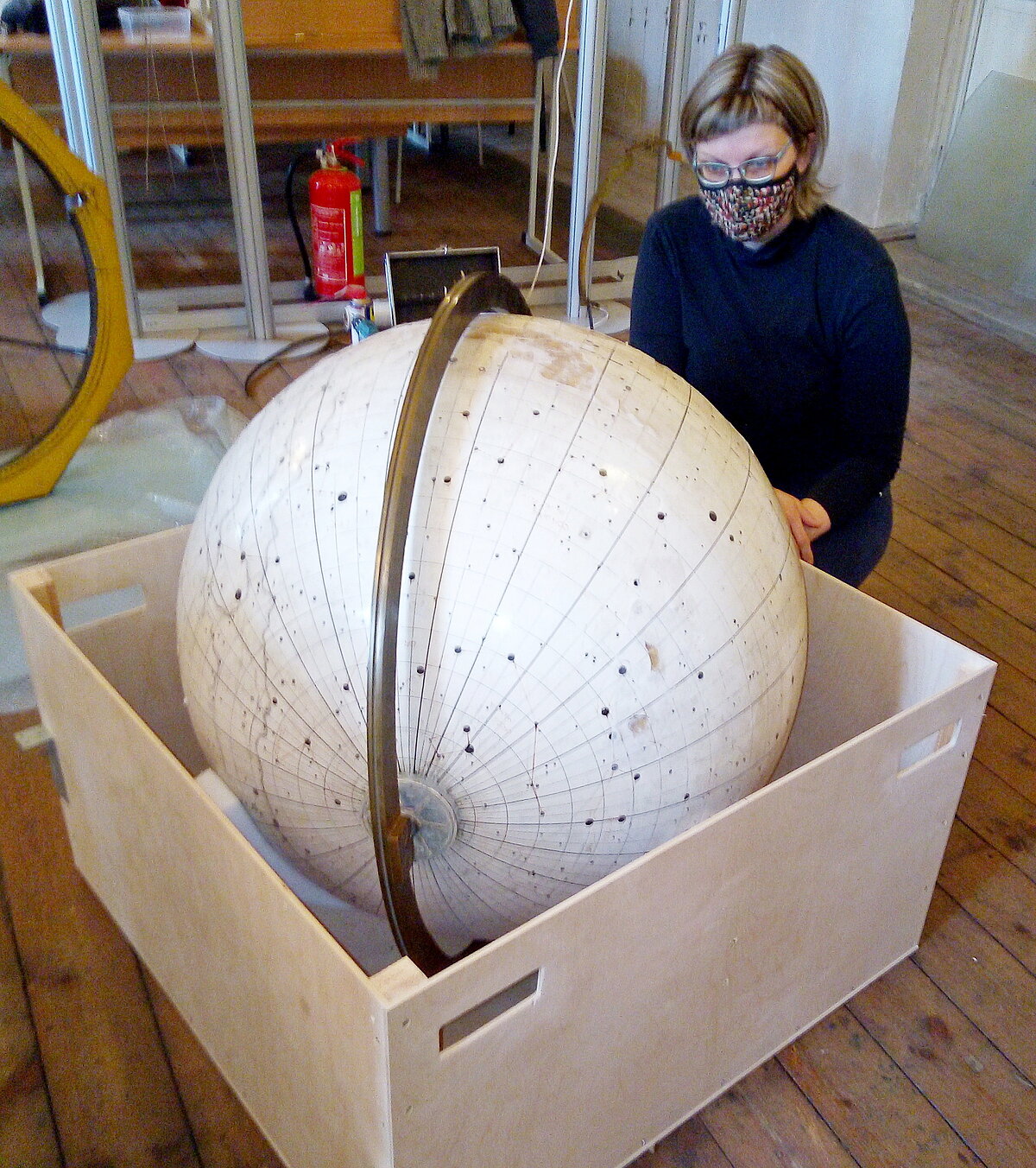 2021. gads, pie globusa restauratore Sarmīte Balode. Foto: G. Vilka