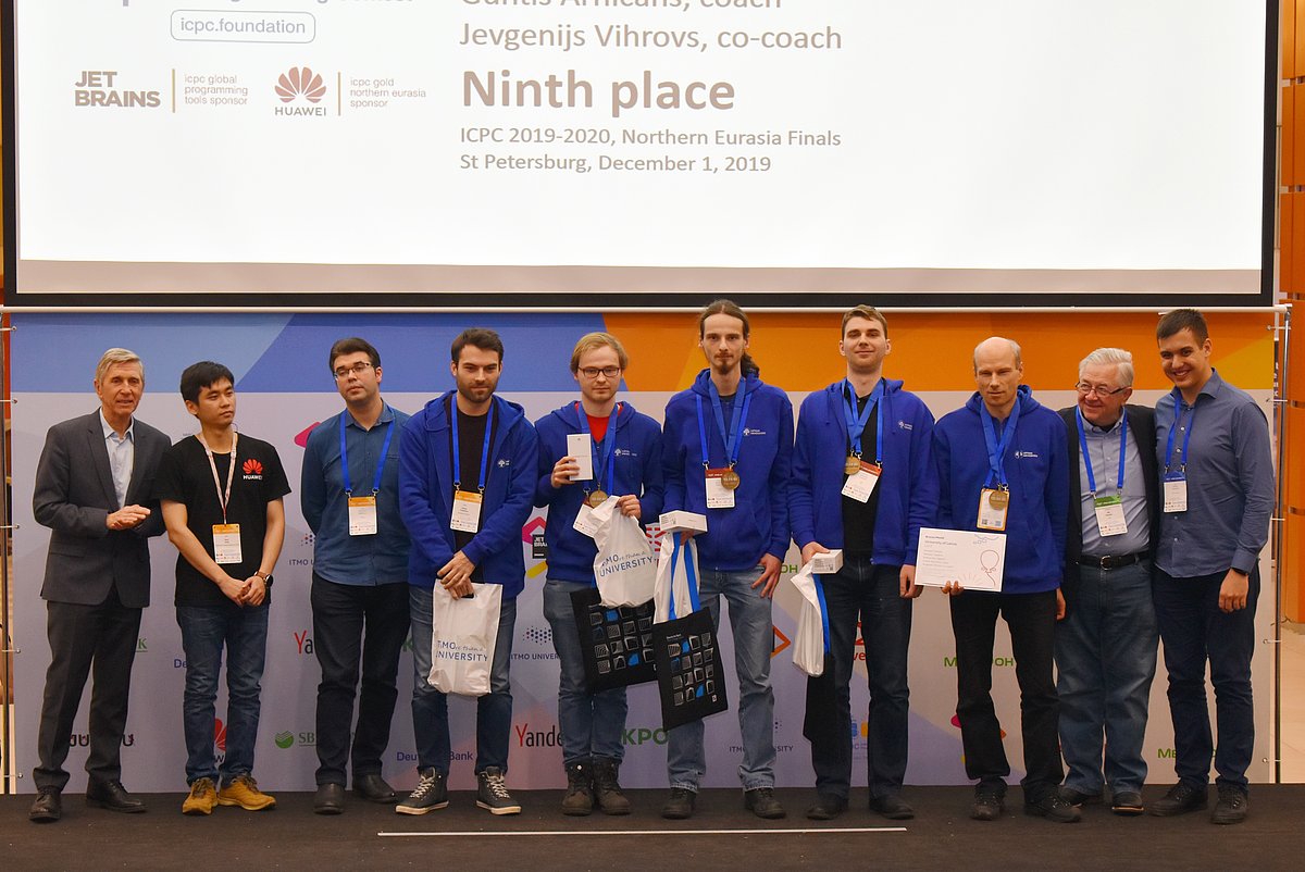 Latvijas Universitātes studenti – Aleksejs Zajakins, Aleksandrs Zajakins un Kristaps Čivkulis – iegūst bronzas medaļas ICPC pusfinālā un ceļazīmi uz 2020. gada finālu. Apbalvošanas ceremonija. Foto: Jeļena Poļakova