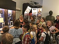 Skolēni iepazīst Fridriha Candera un Latvijas kosmosa ekspozīcijas