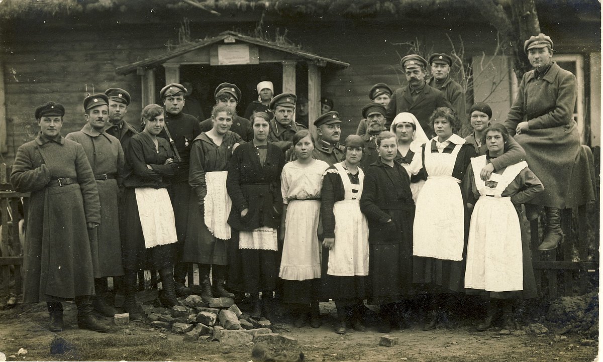 Latvijas Sieviešu palīdzības korpusa darbinieces un karavīri pie korpusa tējnīcas Katlakalnā. 1919. gada oktobris – novembris. Foto no LNVM.