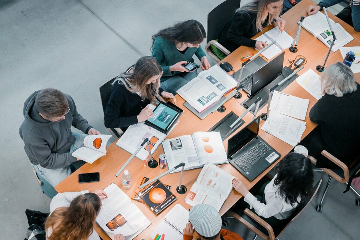 Latvijas Universitātes Fizikas, matemātikas un optometrijas fakultātes Optometrijas un redzes zinātnes nodaļā. © Foto: Toms Grīnbergs, Latvijas Universitātes Komunikācijas departaments