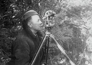 Kārlis Šteins mēra vēja ietekmi, 1962. Foto: LU Muzeja krājums