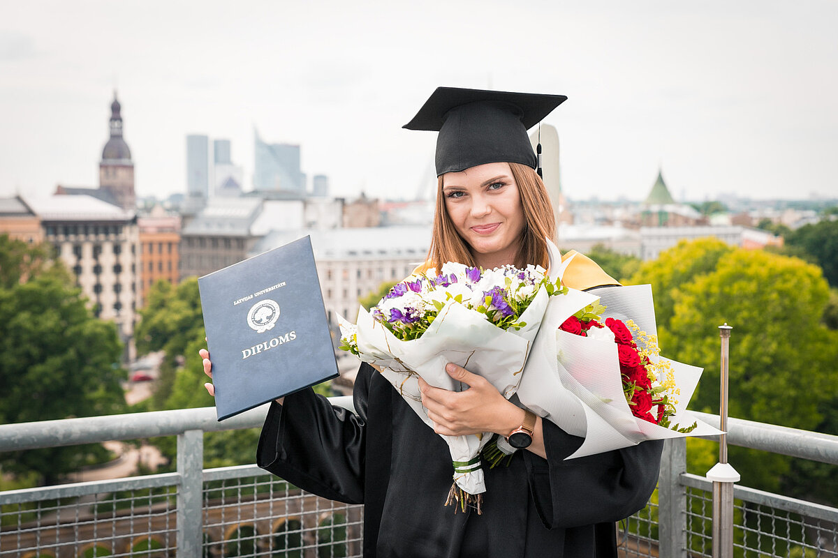 Auce Mūrniece, beidzot politikas zinātnes studijas Latvijas Universitātē. Foto: Toms Grīnbergs, LU Komunikācijas departaments.