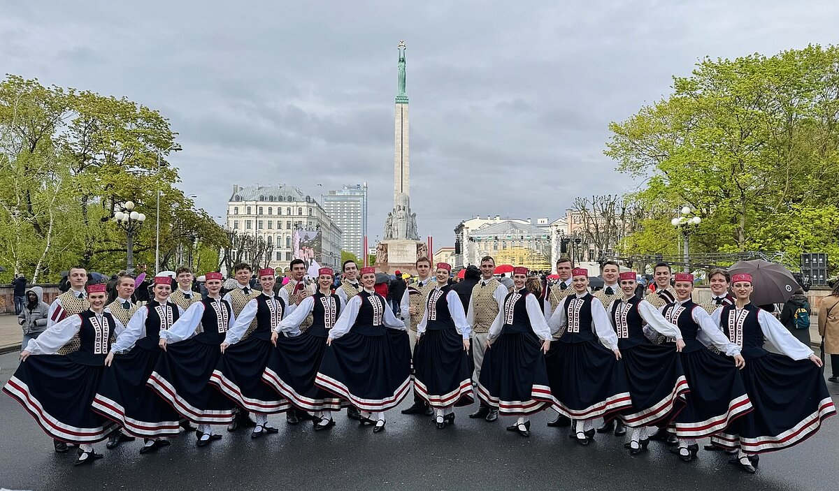 Deju ansamblis tautastērpos pie Brīvības pieminekļa