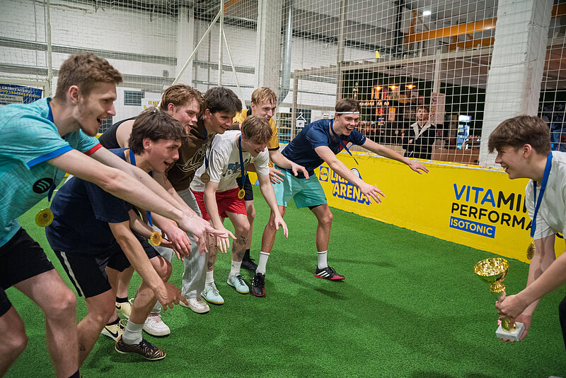 LU Mini futbola līgai jauni čempioni - komanda “Zinību zibeņi”