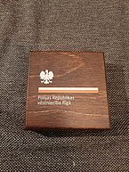 Polijas-Latvijas attiecību Simtgades medaļas koka kastīte. Foto autors (Rūdolfs Rubenis, LU Muzeja krājuma glabātājs)