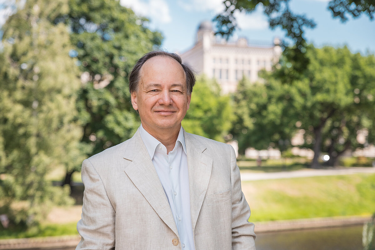LU Humanitāro zinātņu fakultātes Āzijas nodaļas vadītājs profesors Jānis Priede. © Foto: Toms Grīnbergs, Latvijas Universitātes Komunikācijas un inovāciju departaments