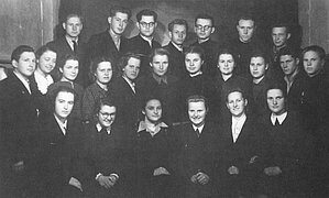 Vēstures nodaļas pirmā kursa studenti 1952. gadā. Aizmugurējā rindā trešais no kreisās puses – Ē. Mugurēvičs. Foto: Keruss, Lipša, Runce, Zellis, Vēstures un filozofijas fakultātes vēsture padomju laikā, 124.lpp.