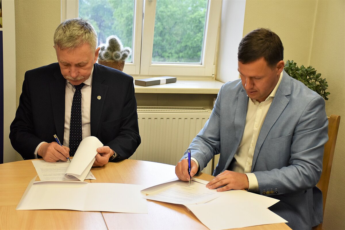 LU rektors Indriķis Muižnieks paraksta sadarbības līgumu ar Cēsu novada domes priekšsēdētāju Jāni Rozenbergu. Foto: Ance Saulīte.