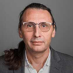 LU Mikrobioloģijas un biotehnoloģijas institūta direktora Armanda Vīganta foto