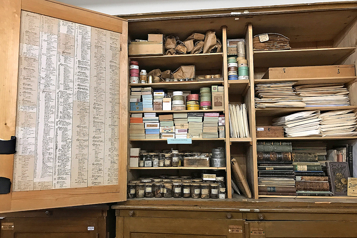 K.R. Kupfera skapis ar herbāriju sarakstu un šobrīd iekārtoto krājumu – ekspozīciju. Foto: Sarmīte Livdāne.
