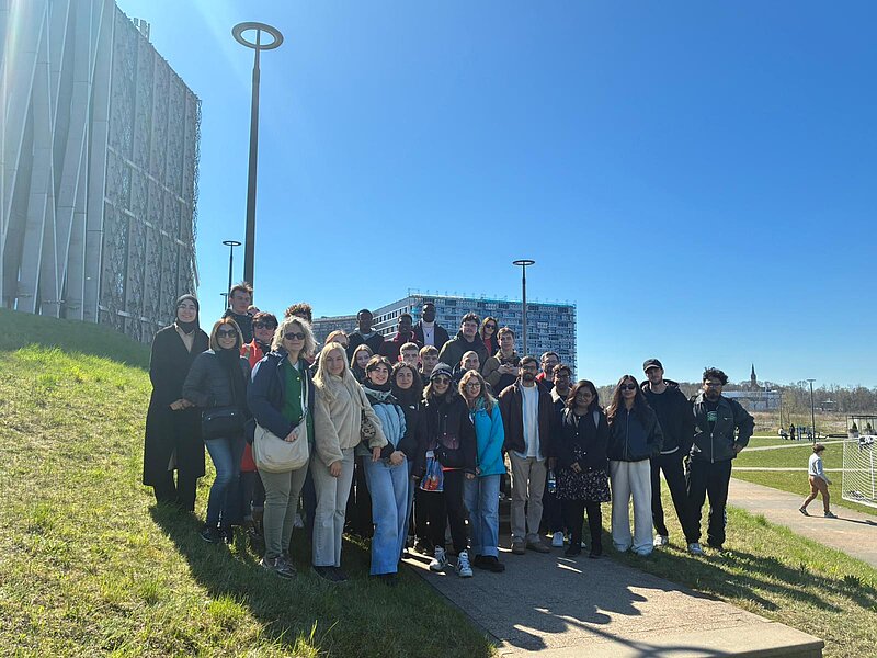 Starptautiska studentu grupa iepazīst aprites ekonomiku Rīgā