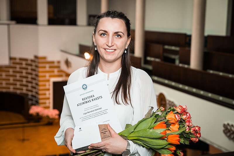 Līga Romāne-Kalniņa, saņemot rektora Atzinības rakstu par izcili aizstāvētu promocijas darbu. © Foto: Toms Grīnbergs, Latvijas Universitātes Komunikācijas departaments